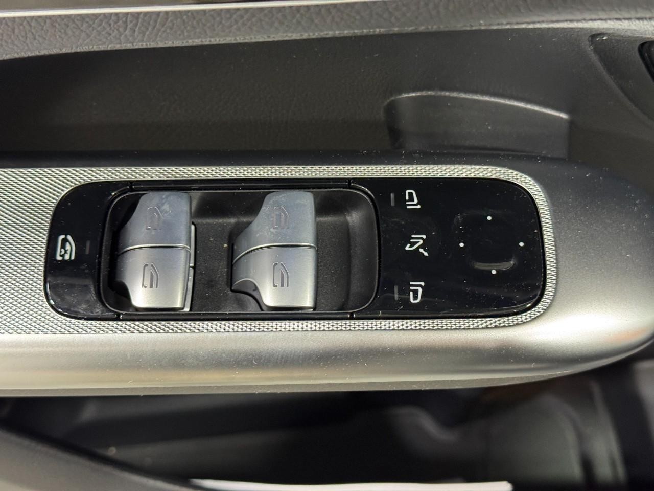 Mercedes-Benz GLC Vehicle Full-screen Gallery Image 24