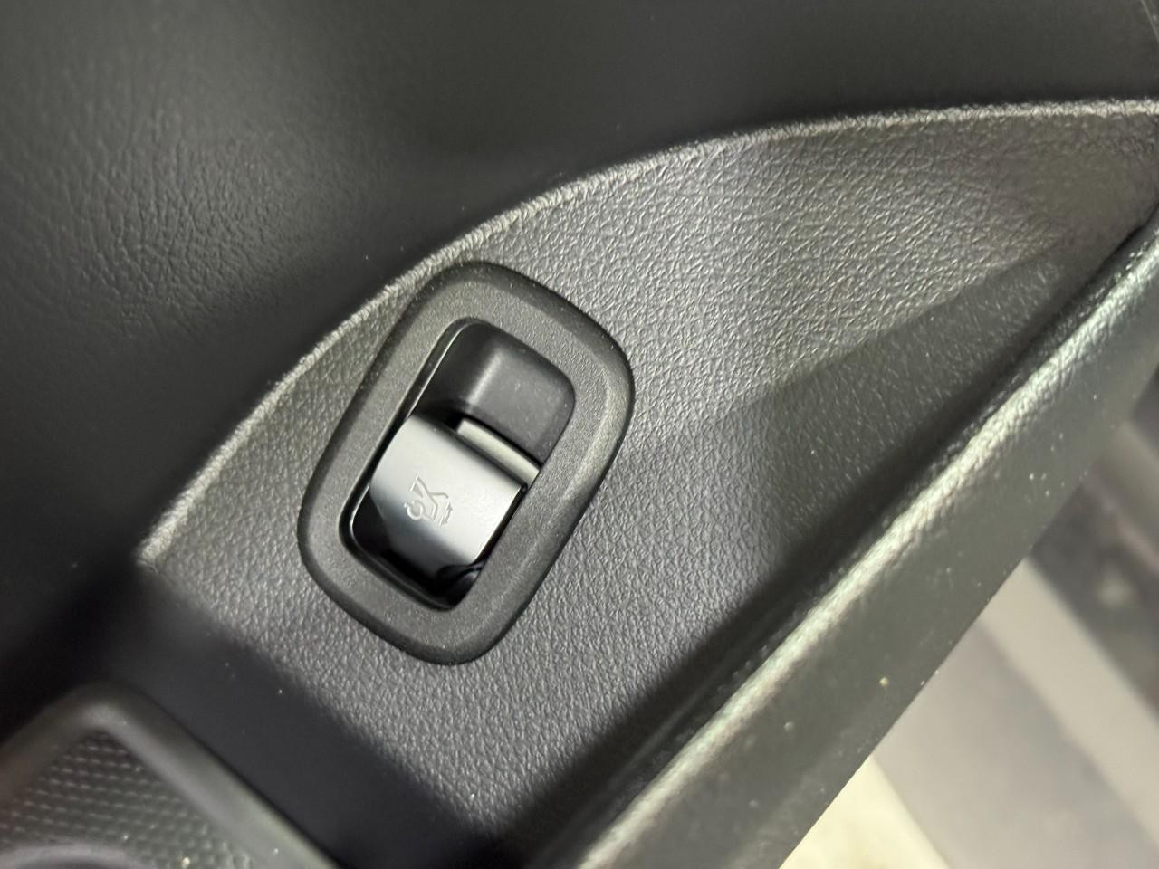 Mercedes-Benz GLC Vehicle Full-screen Gallery Image 25