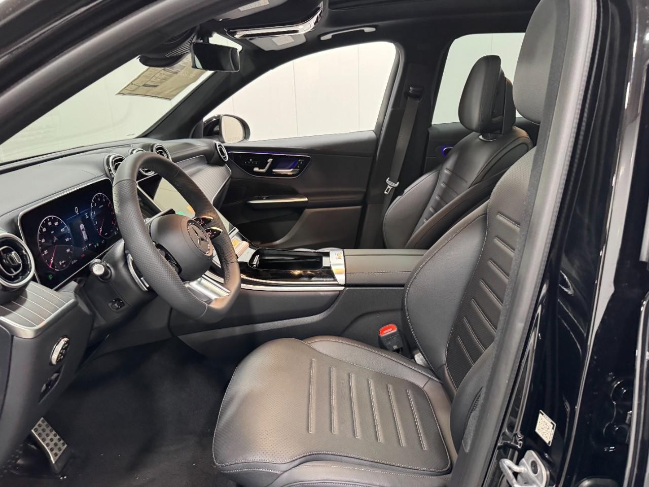 Mercedes-Benz GLC Vehicle Full-screen Gallery Image 26