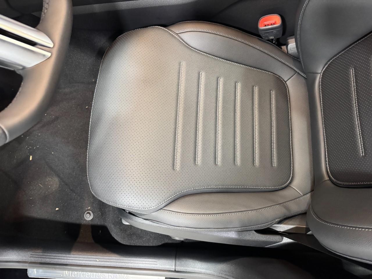 Mercedes-Benz GLC Vehicle Full-screen Gallery Image 27