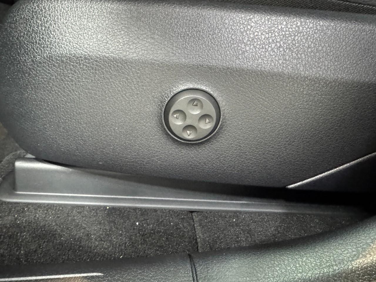 Mercedes-Benz GLC Vehicle Full-screen Gallery Image 28