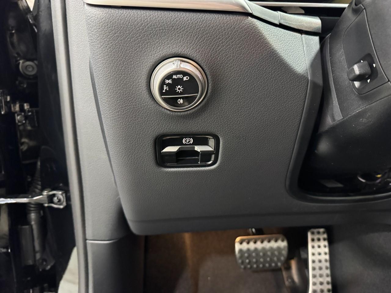 Mercedes-Benz GLC Vehicle Full-screen Gallery Image 29