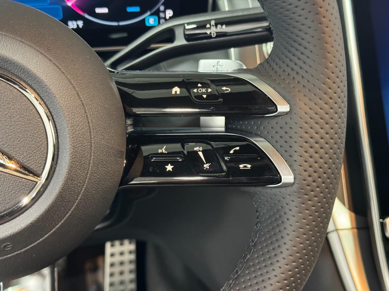 Mercedes-Benz GLC Vehicle Full-screen Gallery Image 31