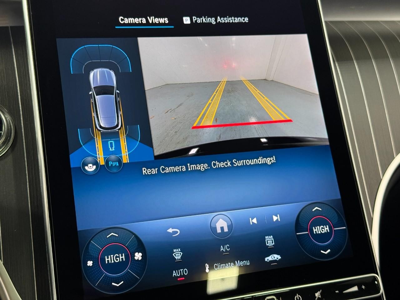 Mercedes-Benz GLC Vehicle Full-screen Gallery Image 34