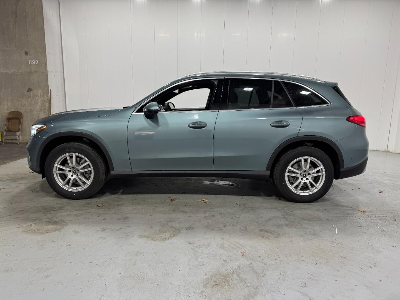 Mercedes-Benz GLC Vehicle Full-screen Gallery Image 2