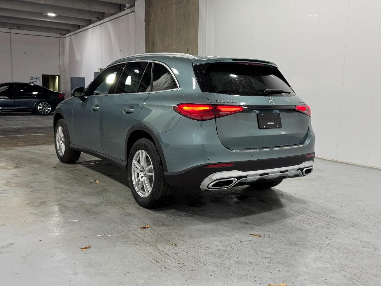 Mercedes-Benz GLC Vehicle Full-screen Gallery Image 3