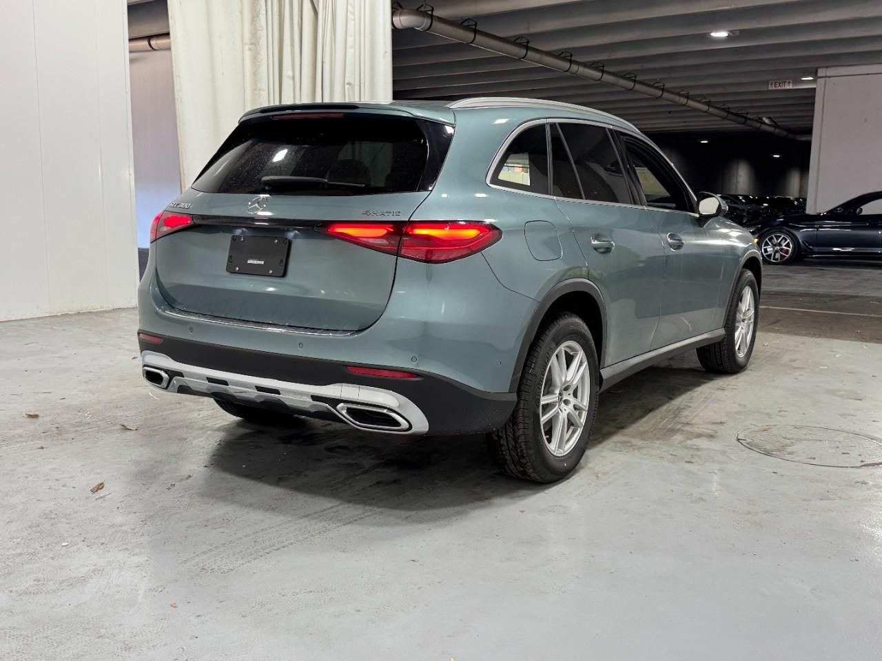 Mercedes-Benz GLC Vehicle Full-screen Gallery Image 4