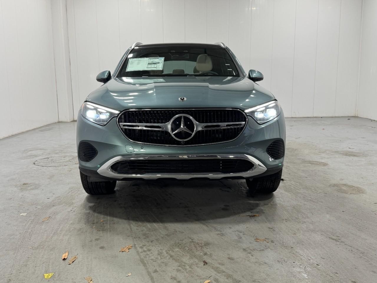 Mercedes-Benz GLC Vehicle Full-screen Gallery Image 7