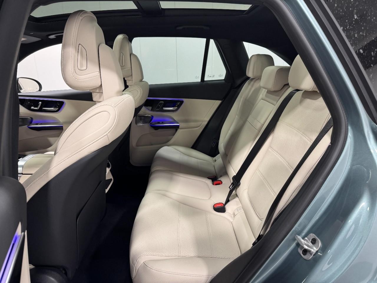 Mercedes-Benz GLC Vehicle Full-screen Gallery Image 8