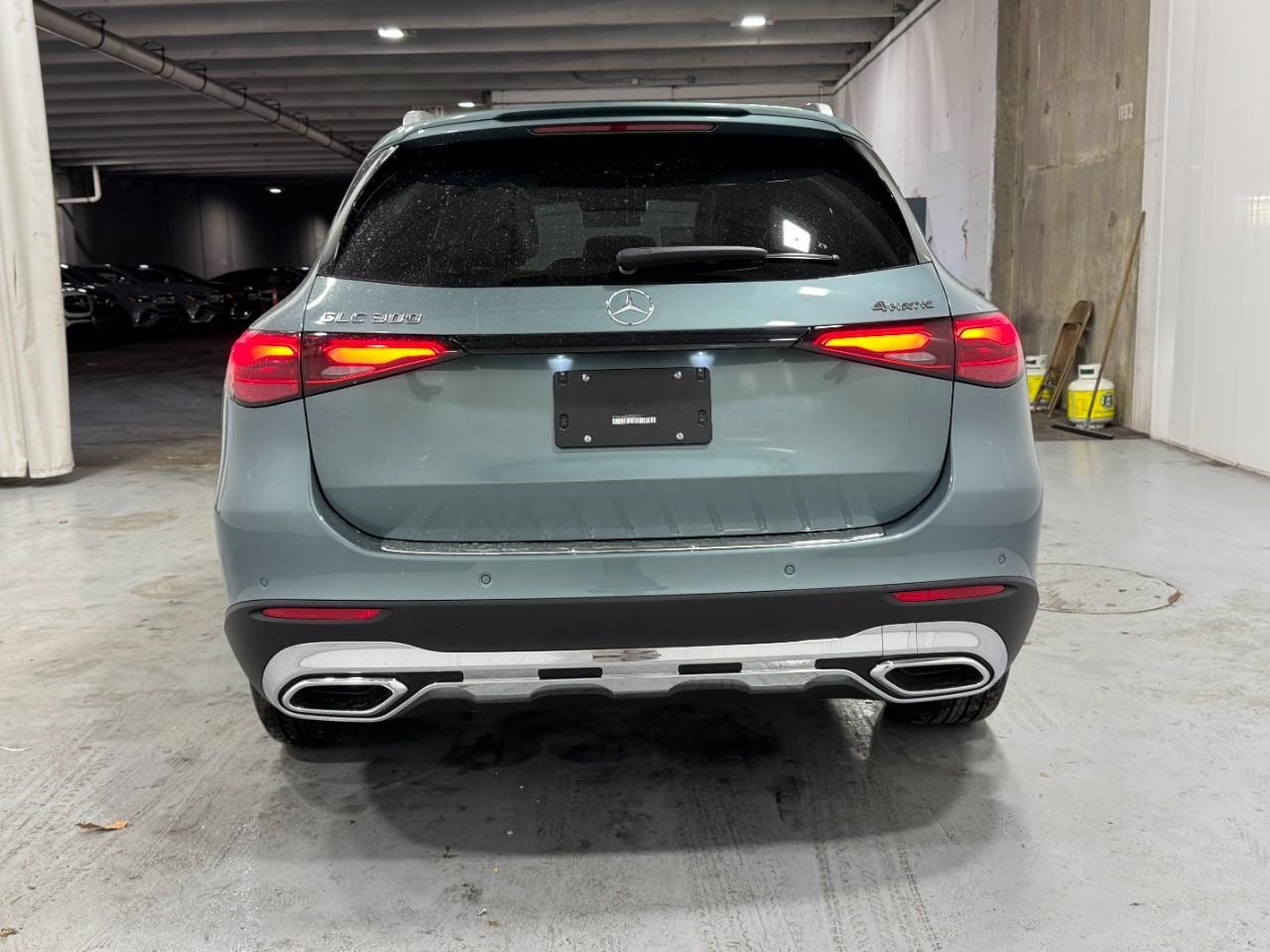 Mercedes-Benz GLC Vehicle Full-screen Gallery Image 9