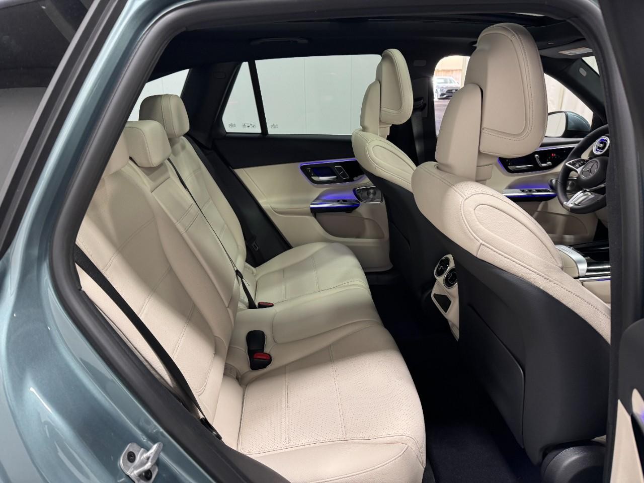 Mercedes-Benz GLC Vehicle Full-screen Gallery Image 10