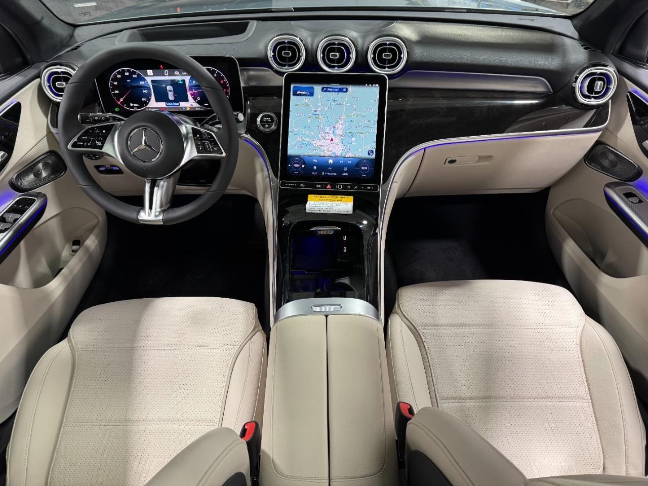 Mercedes-Benz GLC Vehicle Full-screen Gallery Image 12