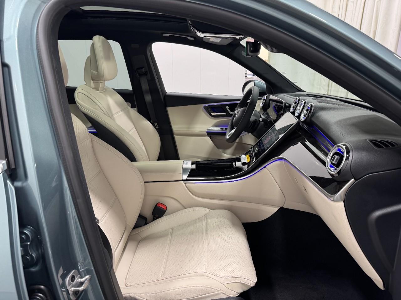 Mercedes-Benz GLC Vehicle Full-screen Gallery Image 16