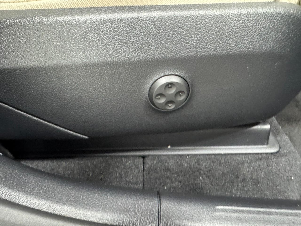 Mercedes-Benz GLC Vehicle Full-screen Gallery Image 18