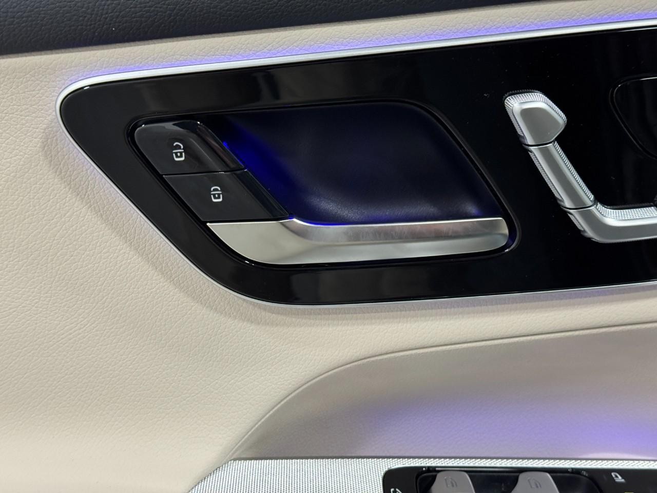 Mercedes-Benz GLC Vehicle Full-screen Gallery Image 23