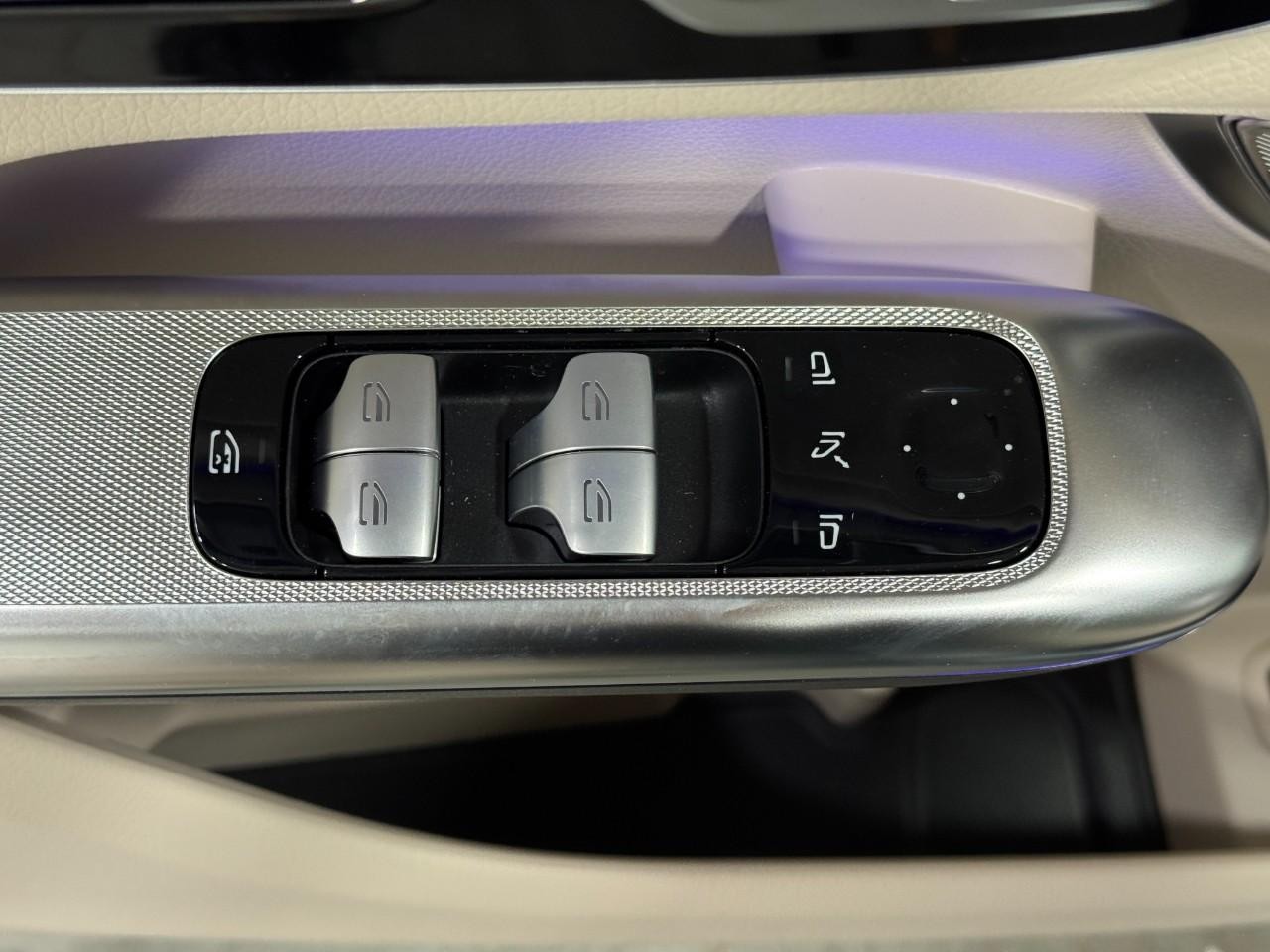 Mercedes-Benz GLC Vehicle Full-screen Gallery Image 24