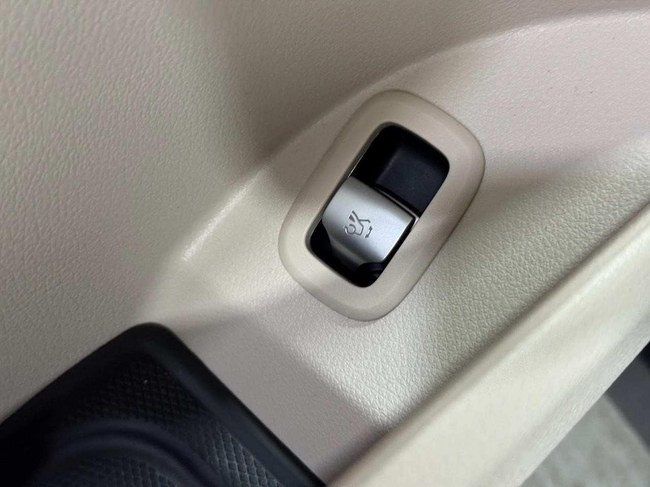 Mercedes-Benz GLC Vehicle Full-screen Gallery Image 26