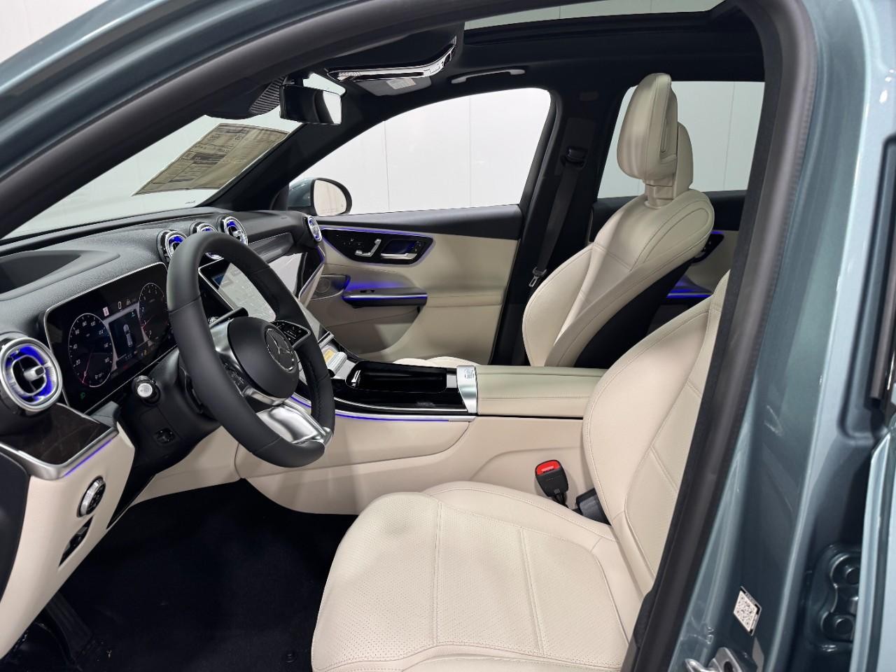 Mercedes-Benz GLC Vehicle Full-screen Gallery Image 27