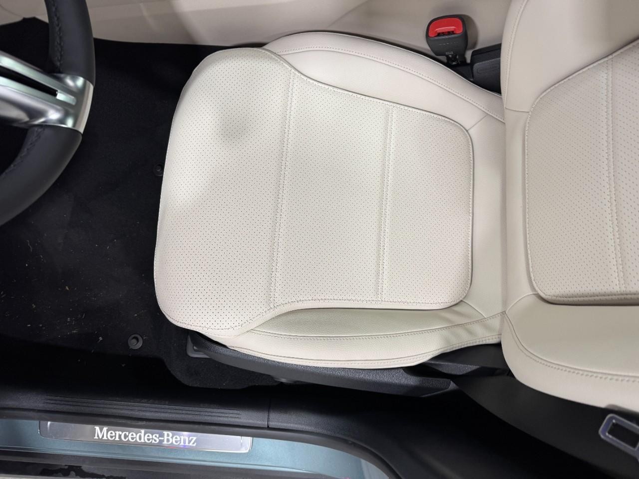 Mercedes-Benz GLC Vehicle Full-screen Gallery Image 28