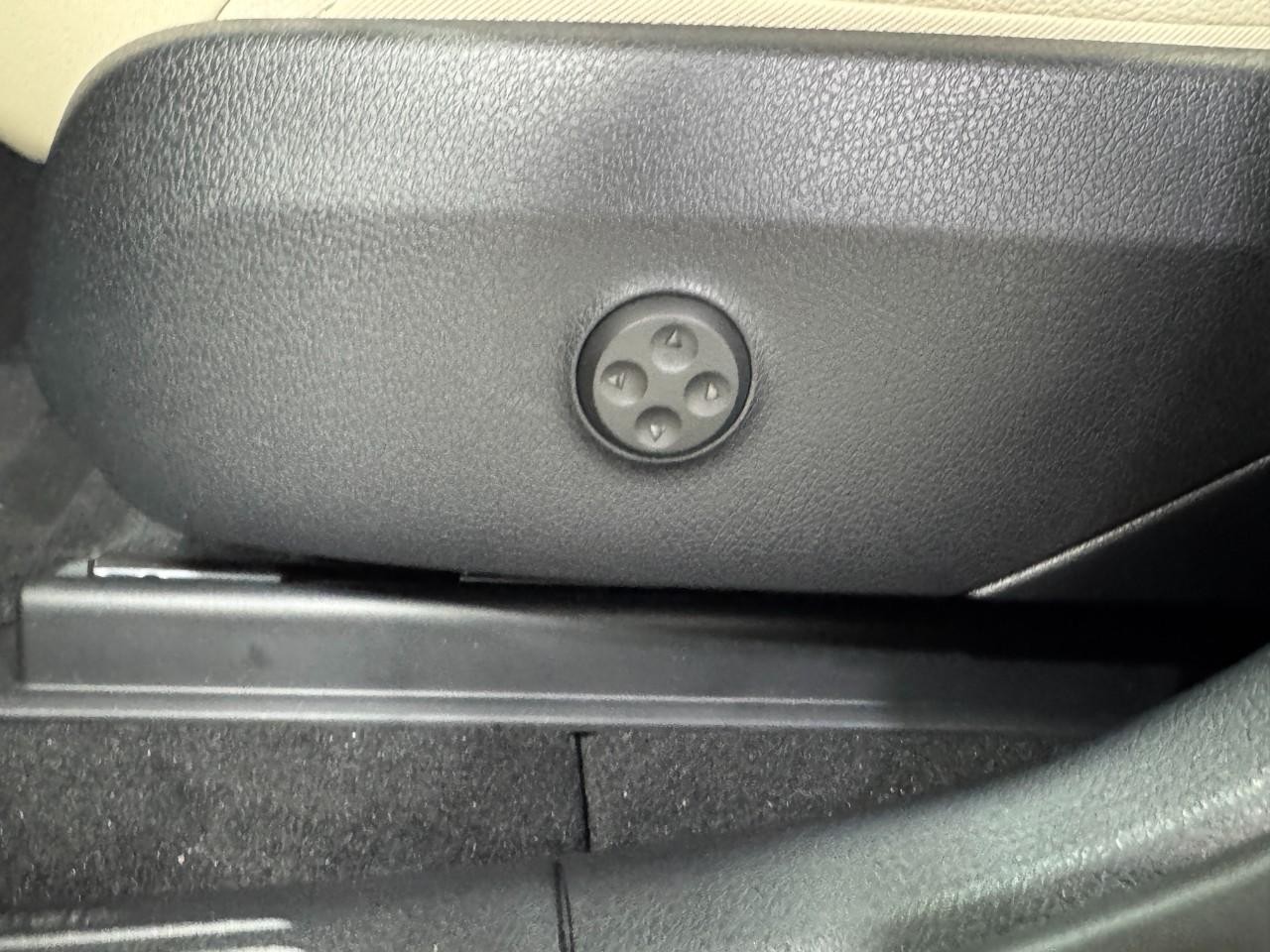 Mercedes-Benz GLC Vehicle Full-screen Gallery Image 29