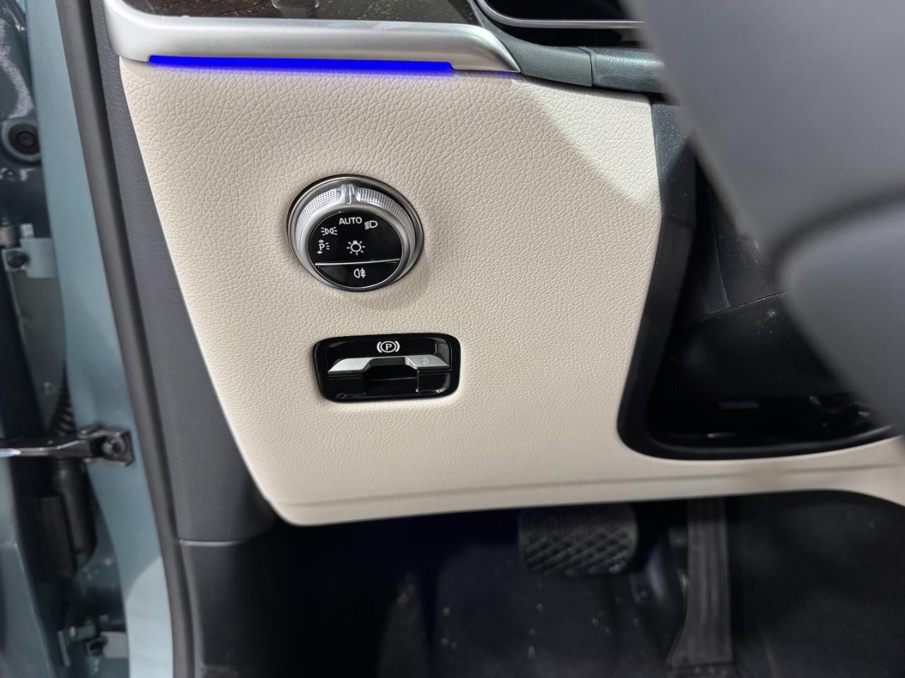 Mercedes-Benz GLC Vehicle Full-screen Gallery Image 30