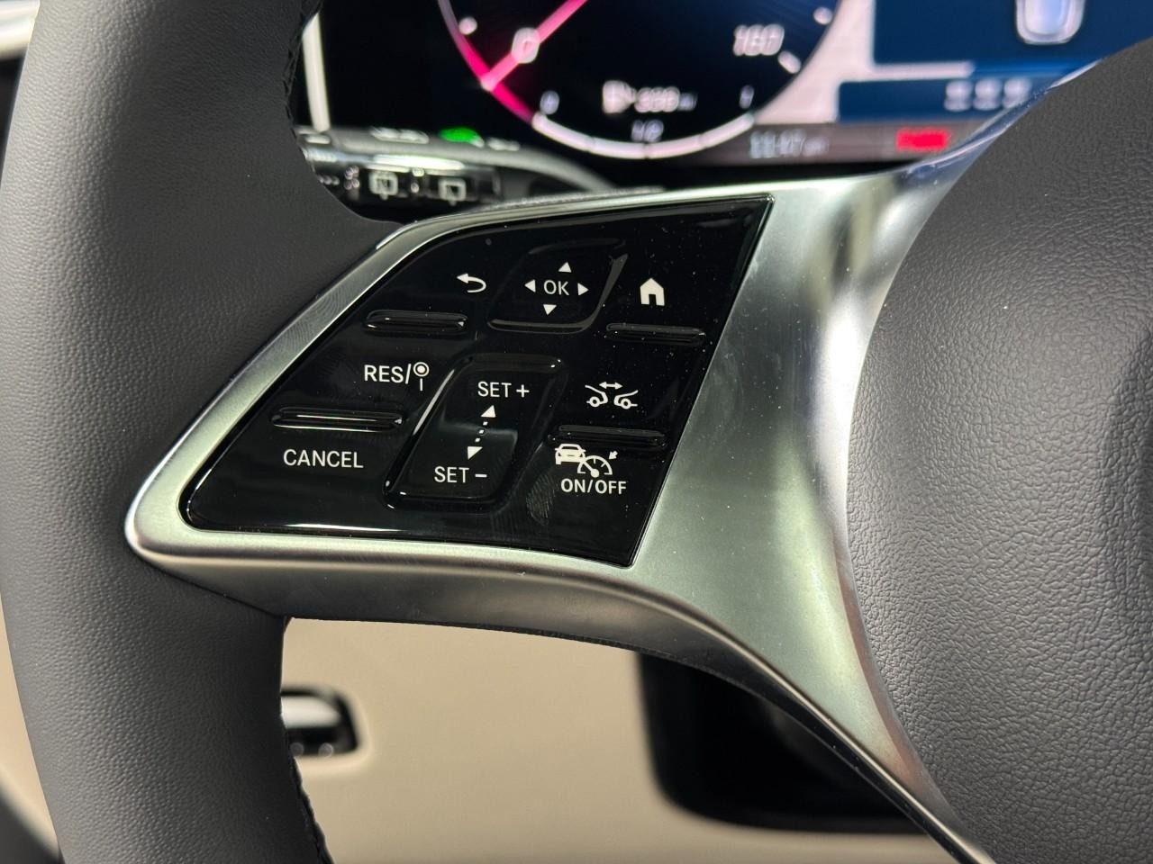 Mercedes-Benz GLC Vehicle Full-screen Gallery Image 31