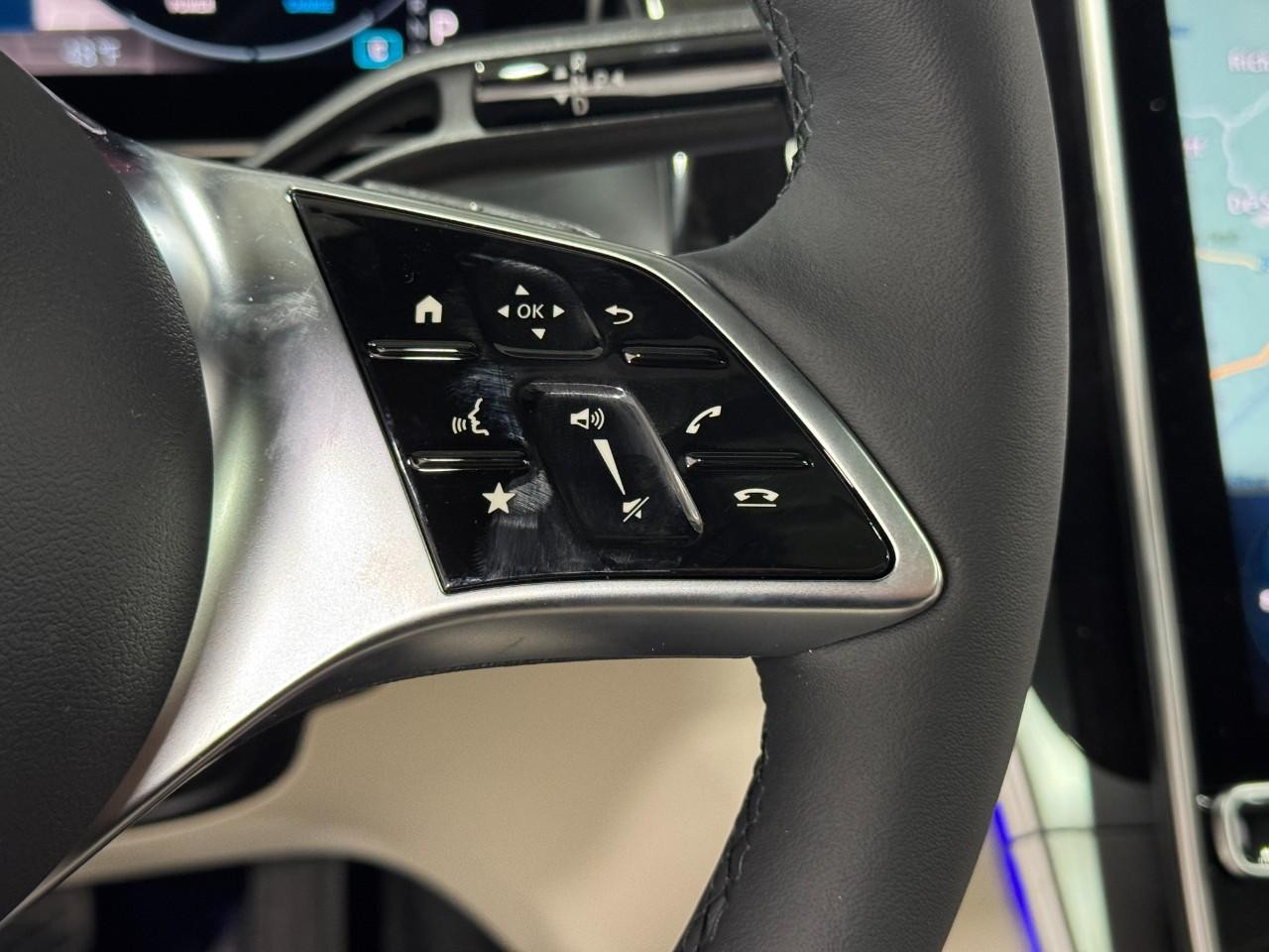 Mercedes-Benz GLC Vehicle Full-screen Gallery Image 32