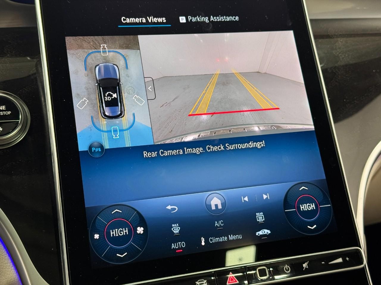 Mercedes-Benz GLC Vehicle Full-screen Gallery Image 35