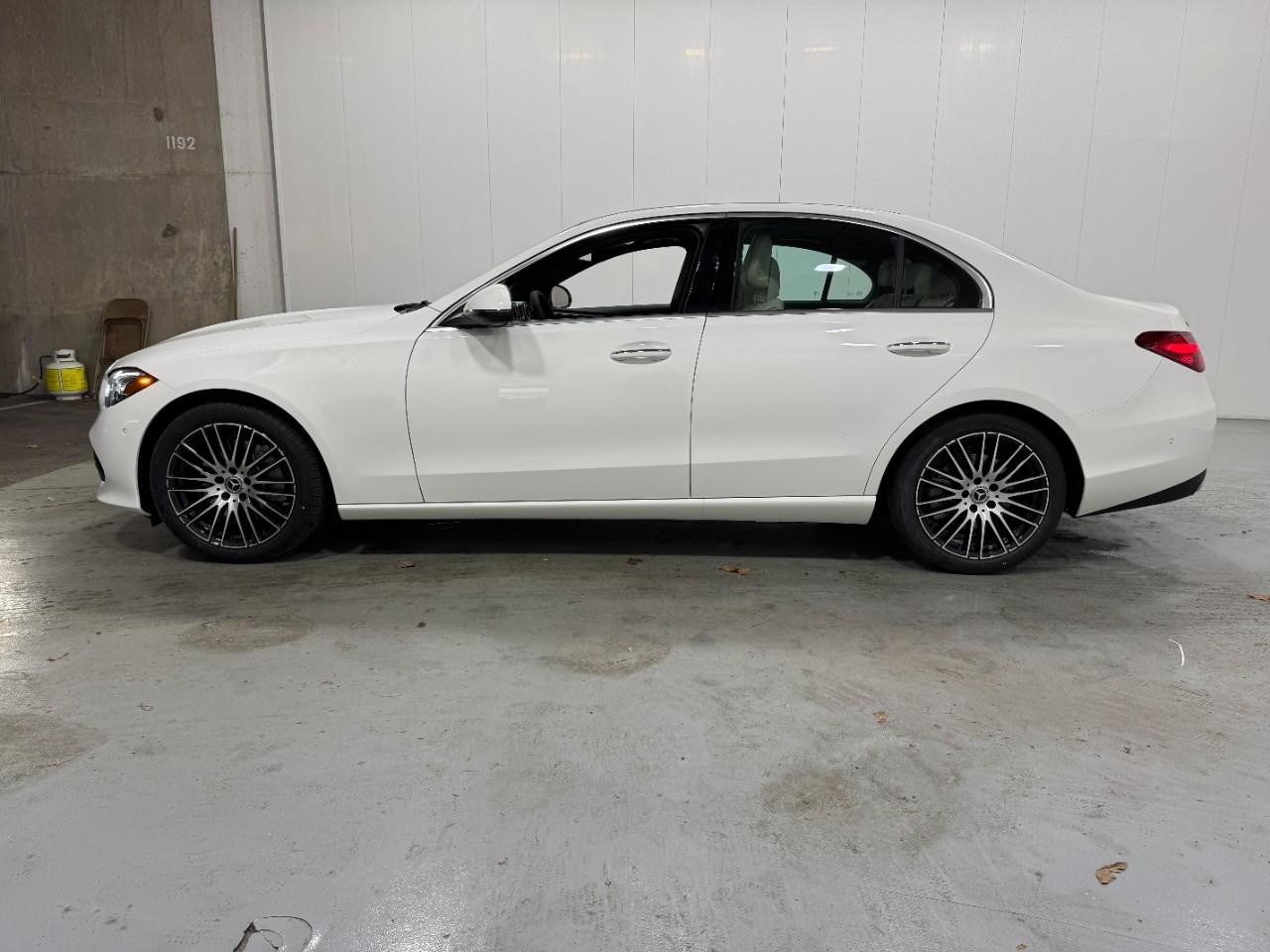 Mercedes-Benz C-Class Vehicle Full-screen Gallery Image 2