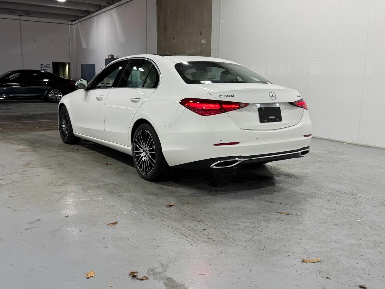 Mercedes-Benz C-Class Vehicle Full-screen Gallery Image 3