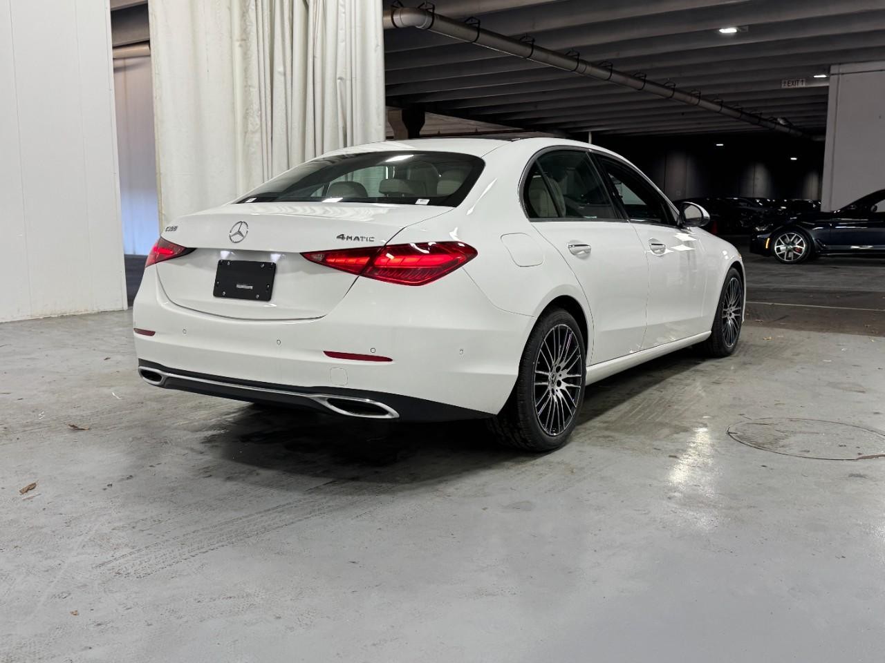 Mercedes-Benz C-Class Vehicle Full-screen Gallery Image 4