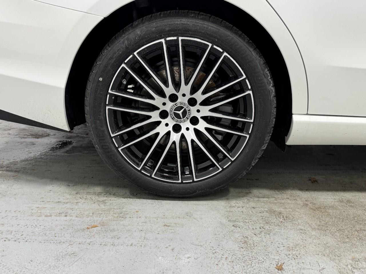 Mercedes-Benz C-Class Vehicle Full-screen Gallery Image 5