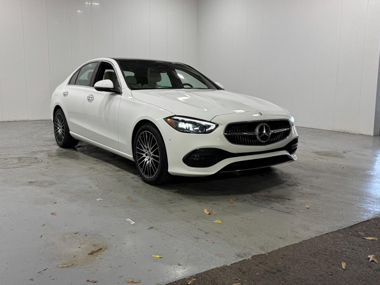 Mercedes-Benz C-Class Vehicle Full-screen Gallery Image 6