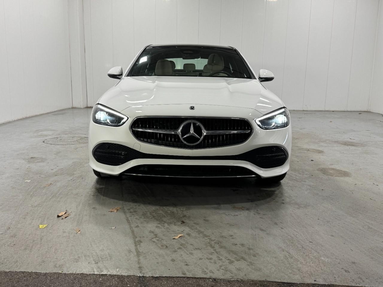 Mercedes-Benz C-Class Vehicle Full-screen Gallery Image 7