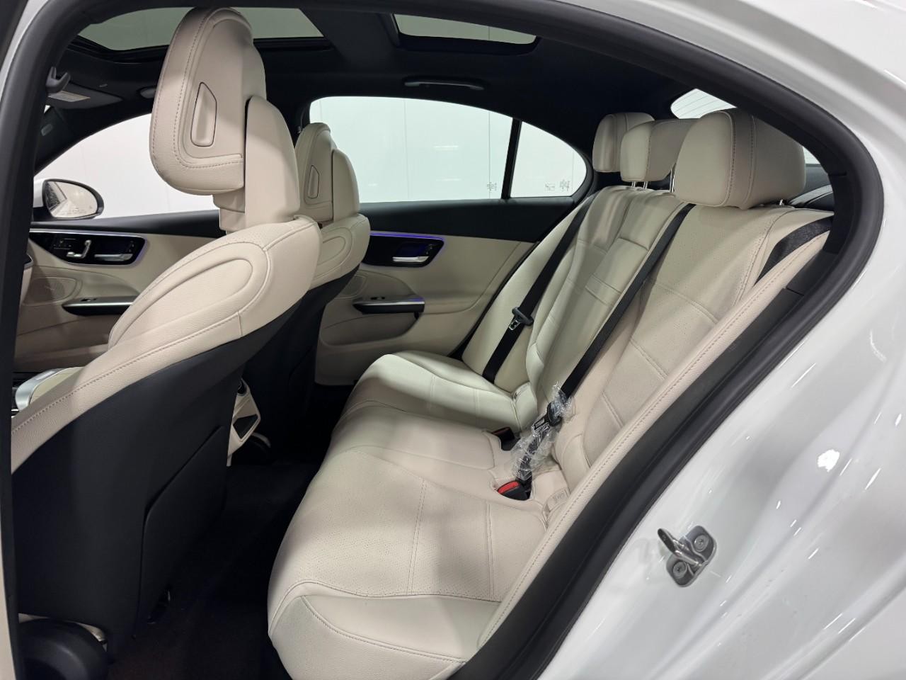 Mercedes-Benz C-Class Vehicle Full-screen Gallery Image 8