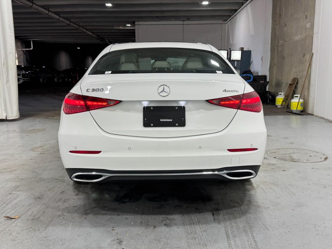 Mercedes-Benz C-Class Vehicle Full-screen Gallery Image 9