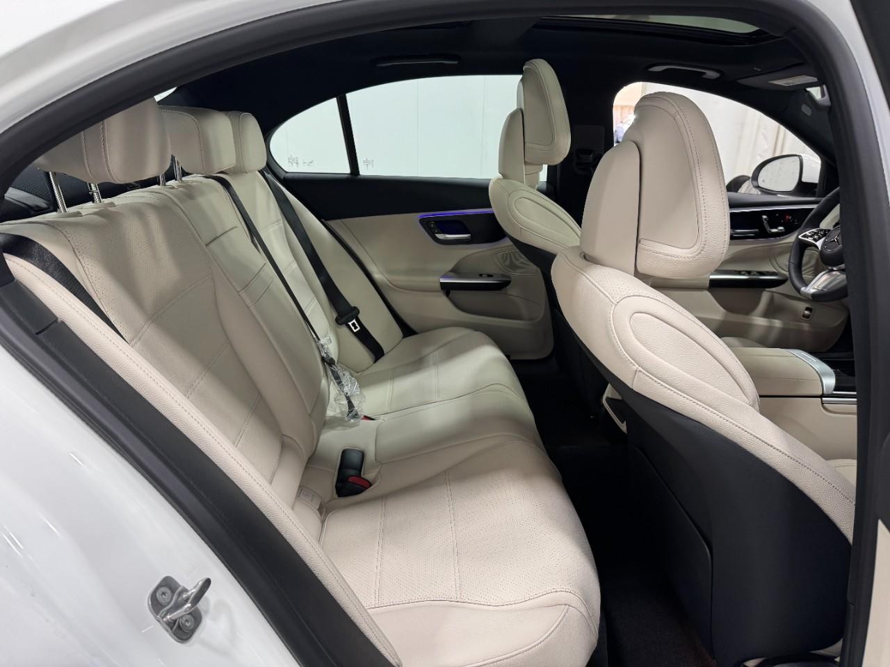 Mercedes-Benz C-Class Vehicle Full-screen Gallery Image 10