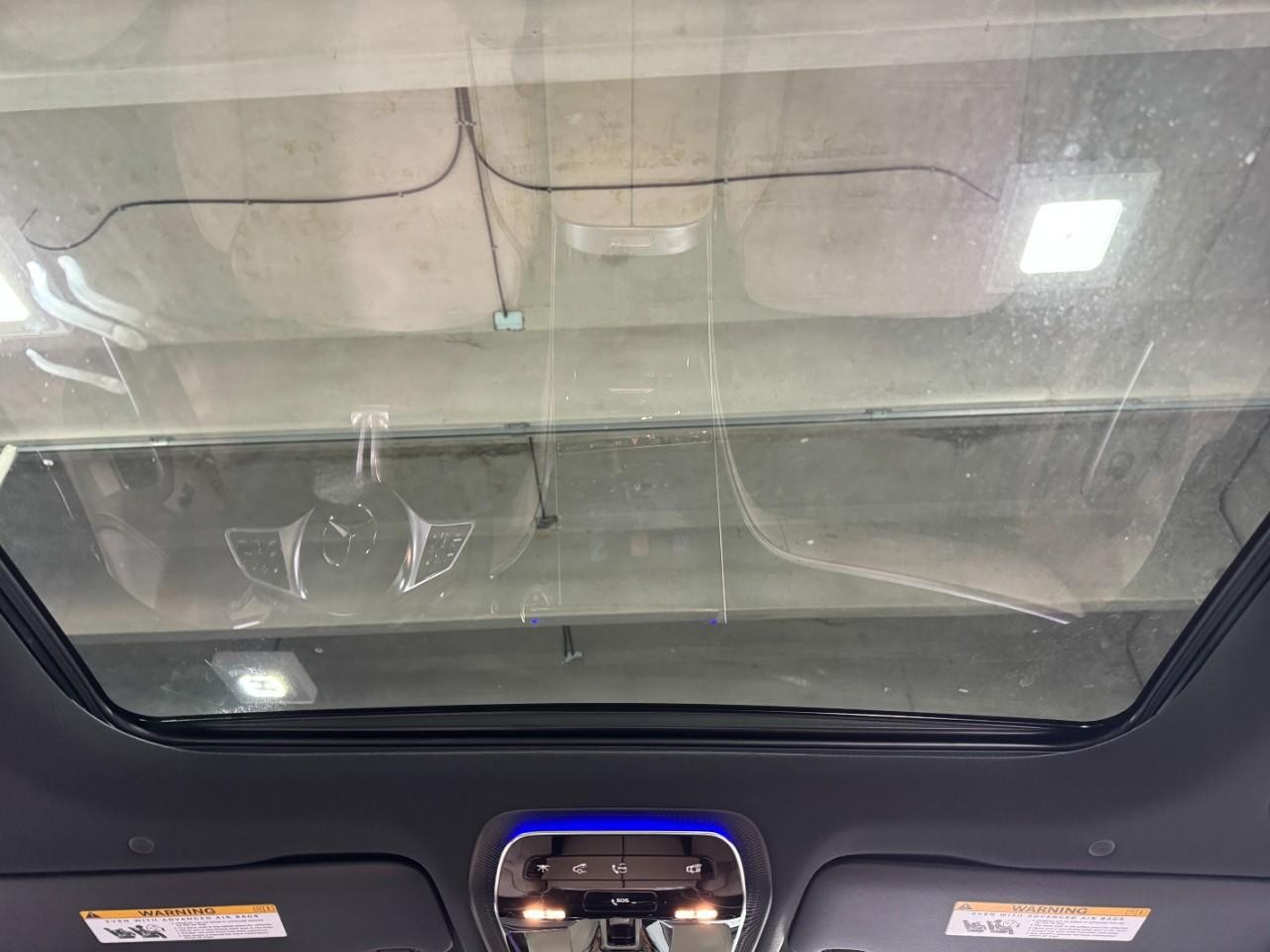 Mercedes-Benz C-Class Vehicle Full-screen Gallery Image 11