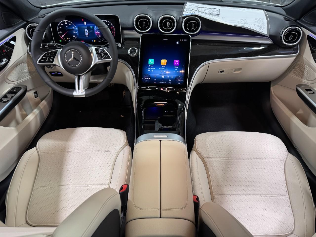 Mercedes-Benz C-Class Vehicle Full-screen Gallery Image 12