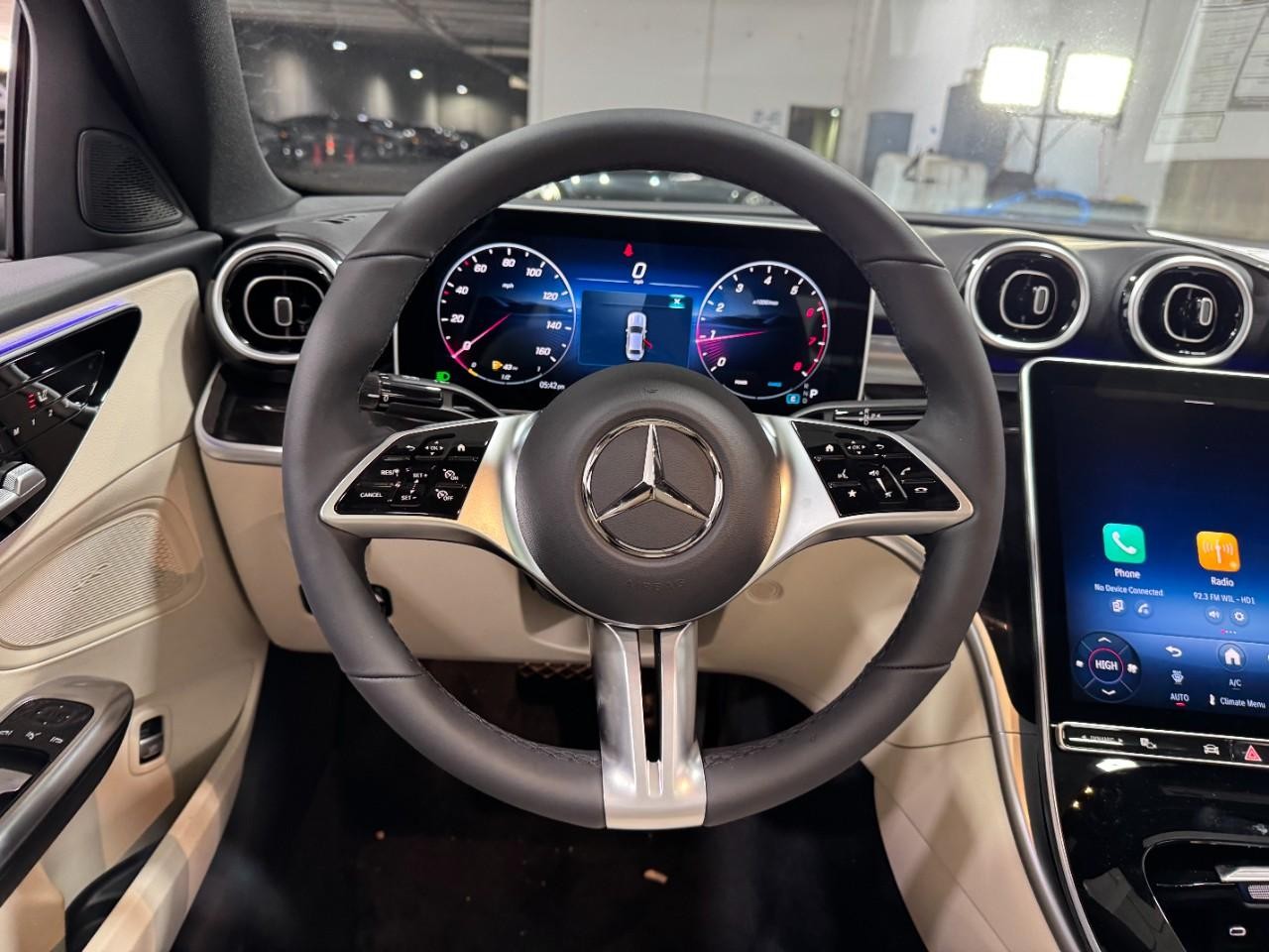 Mercedes-Benz C-Class Vehicle Full-screen Gallery Image 13