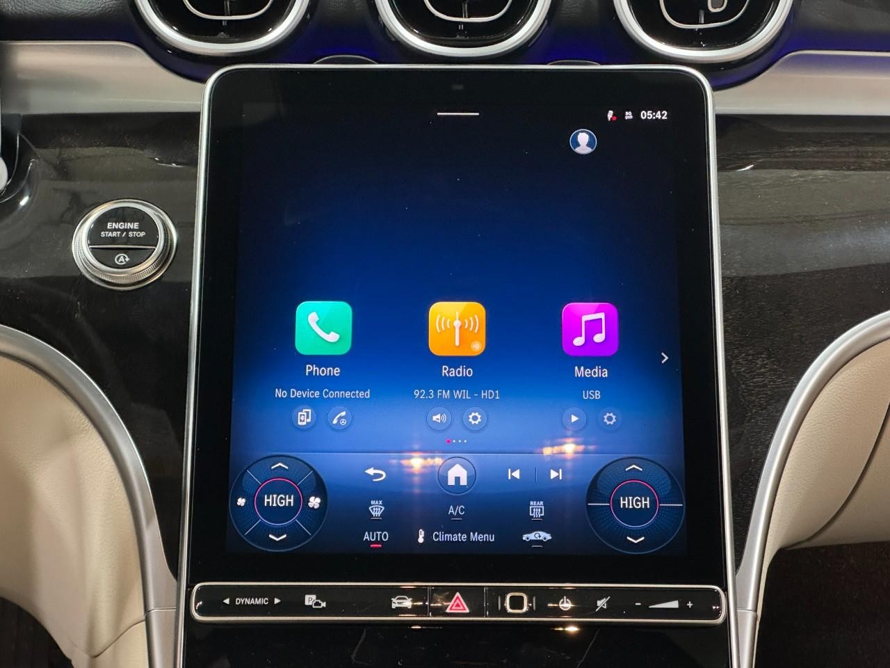 Mercedes-Benz C-Class Vehicle Full-screen Gallery Image 14