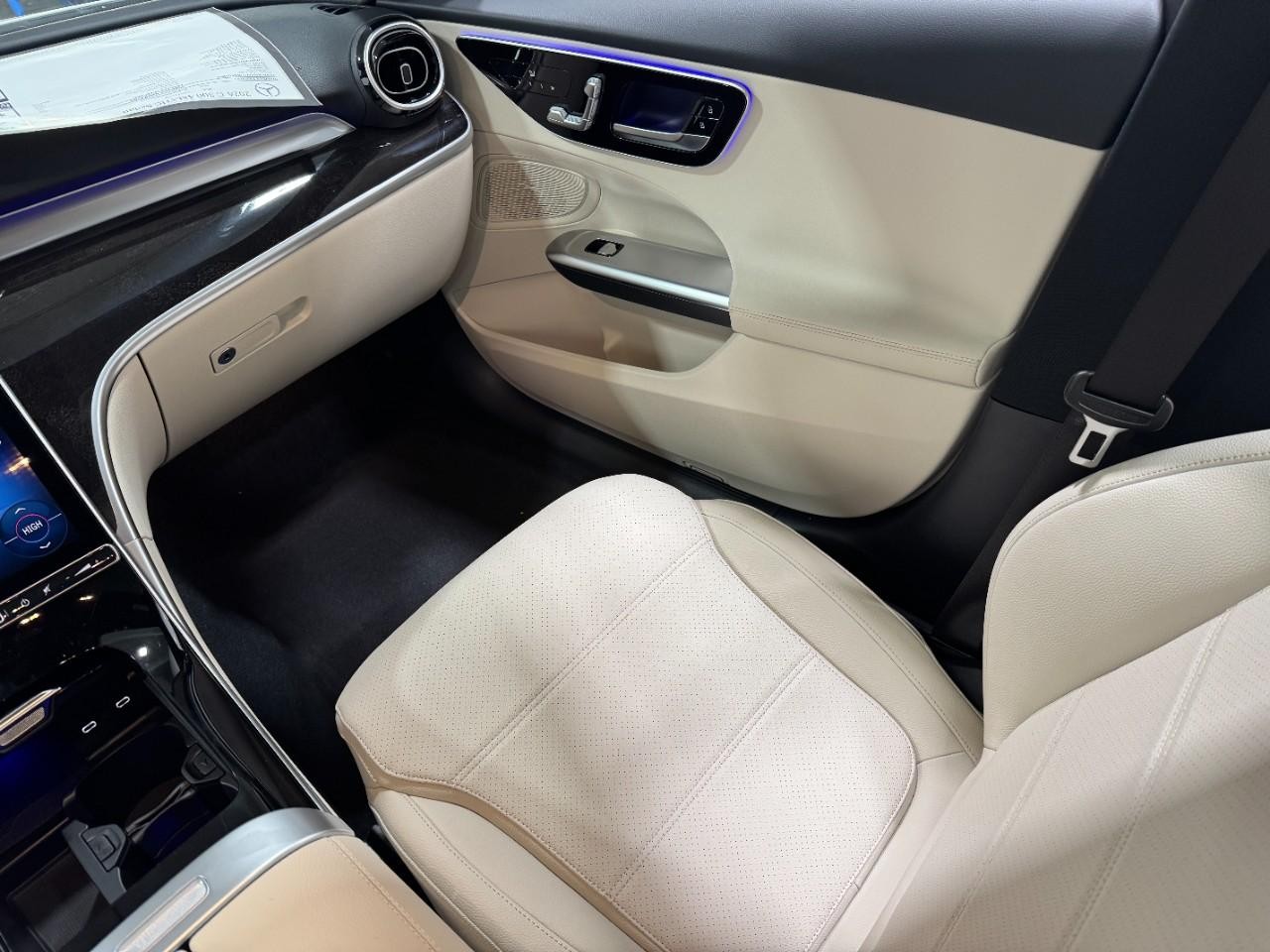 Mercedes-Benz C-Class Vehicle Full-screen Gallery Image 15