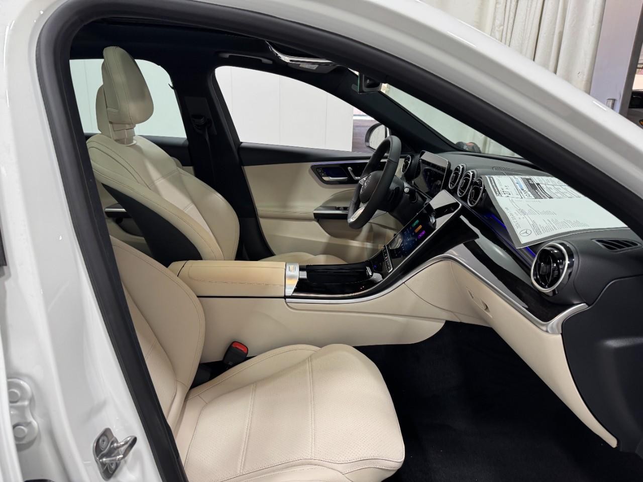 Mercedes-Benz C-Class Vehicle Full-screen Gallery Image 16