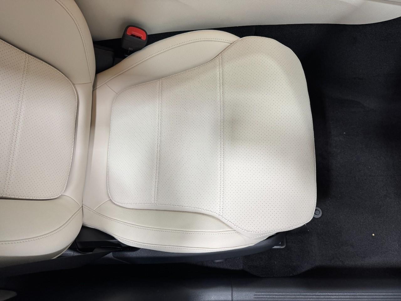 Mercedes-Benz C-Class Vehicle Full-screen Gallery Image 17