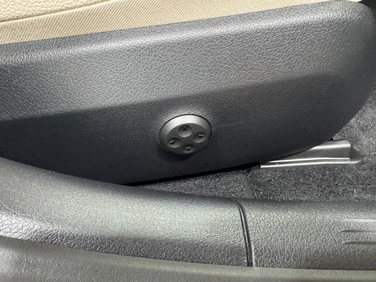 Mercedes-Benz C-Class Vehicle Full-screen Gallery Image 18