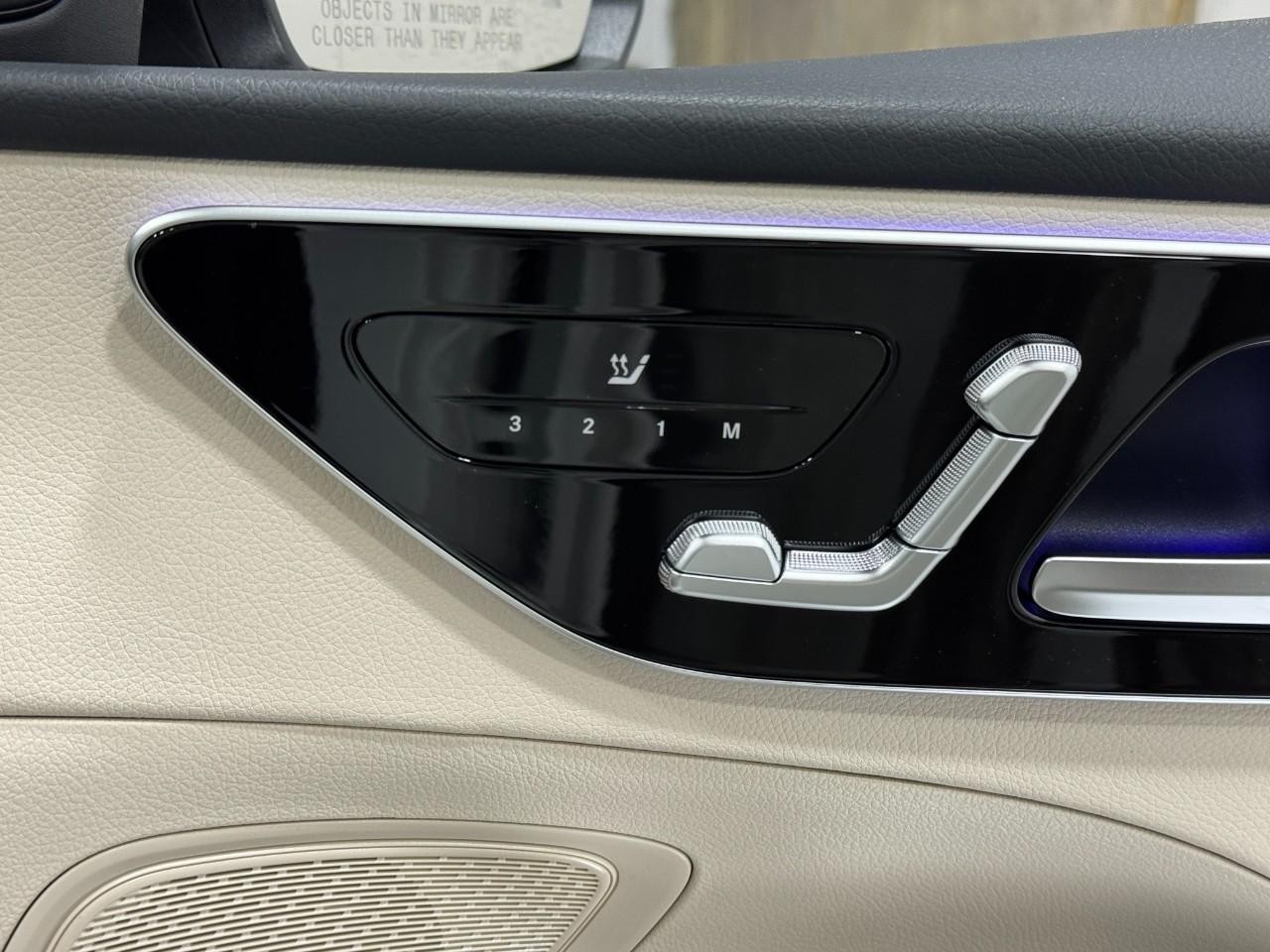 Mercedes-Benz C-Class Vehicle Full-screen Gallery Image 19