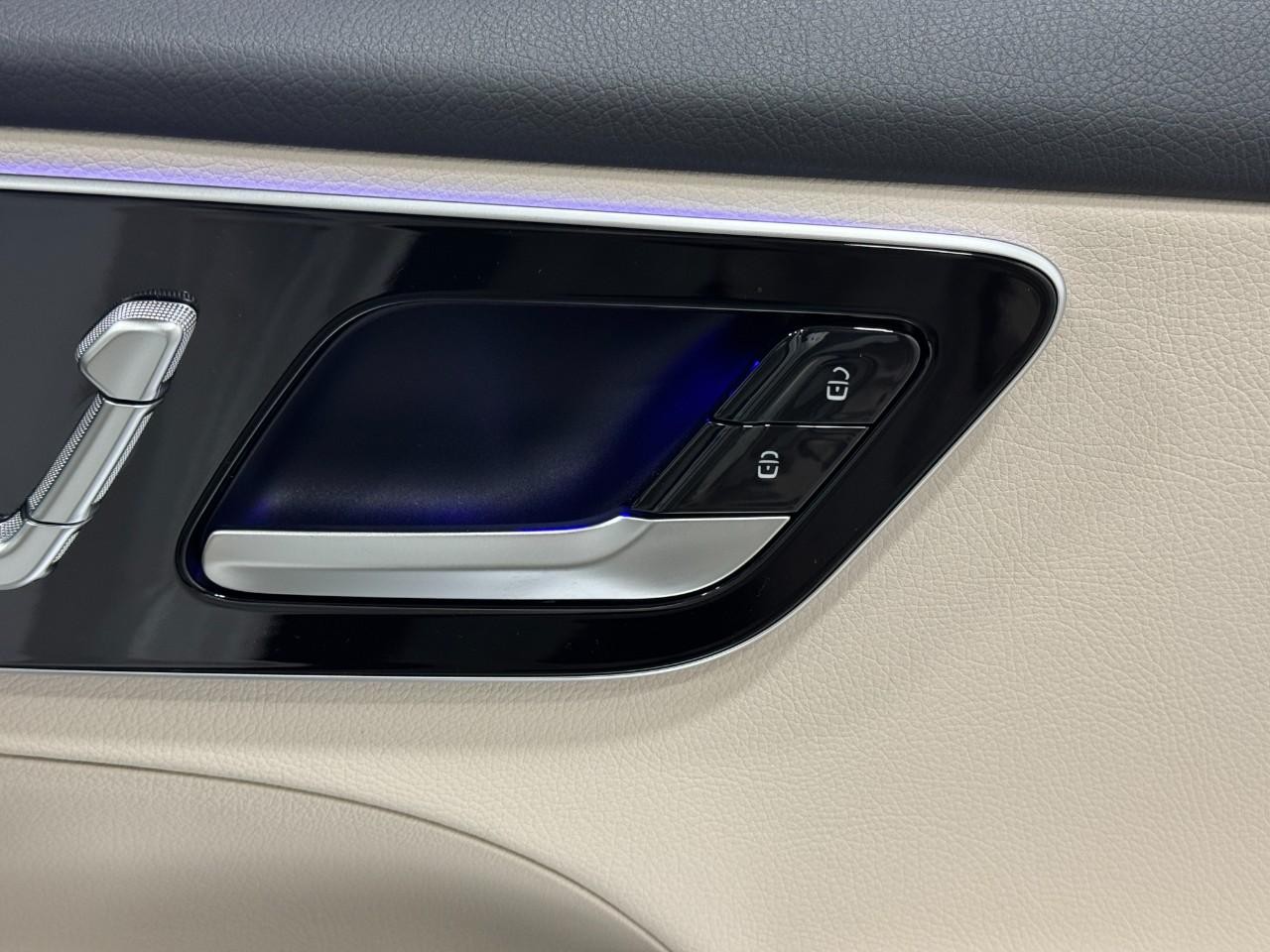 Mercedes-Benz C-Class Vehicle Full-screen Gallery Image 20