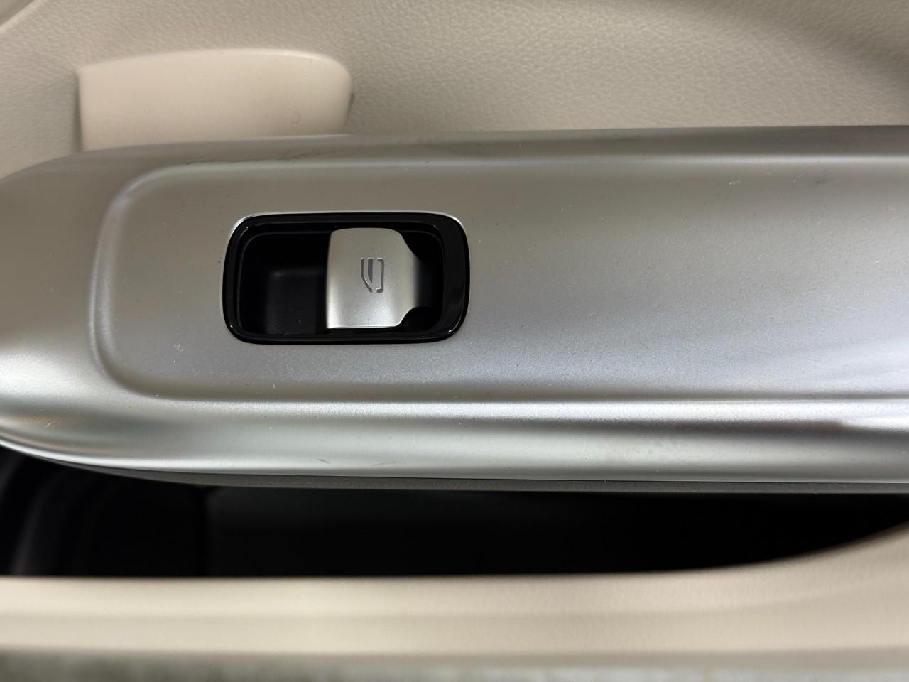 Mercedes-Benz C-Class Vehicle Full-screen Gallery Image 21