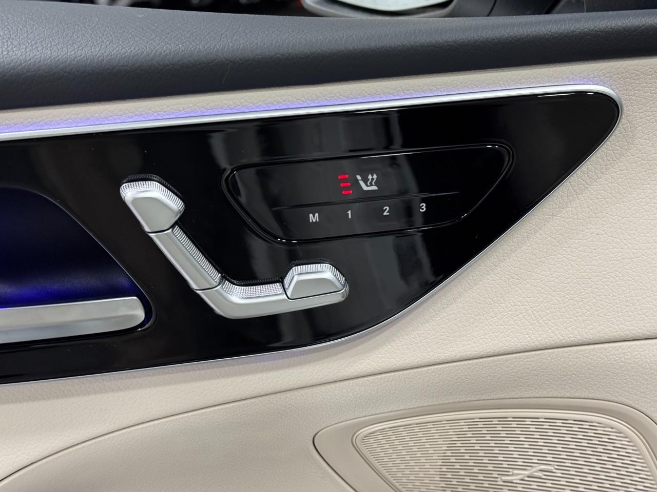 Mercedes-Benz C-Class Vehicle Full-screen Gallery Image 22