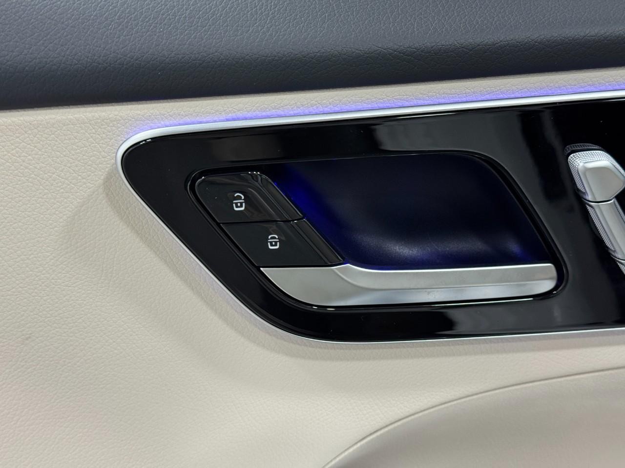 Mercedes-Benz C-Class Vehicle Full-screen Gallery Image 23